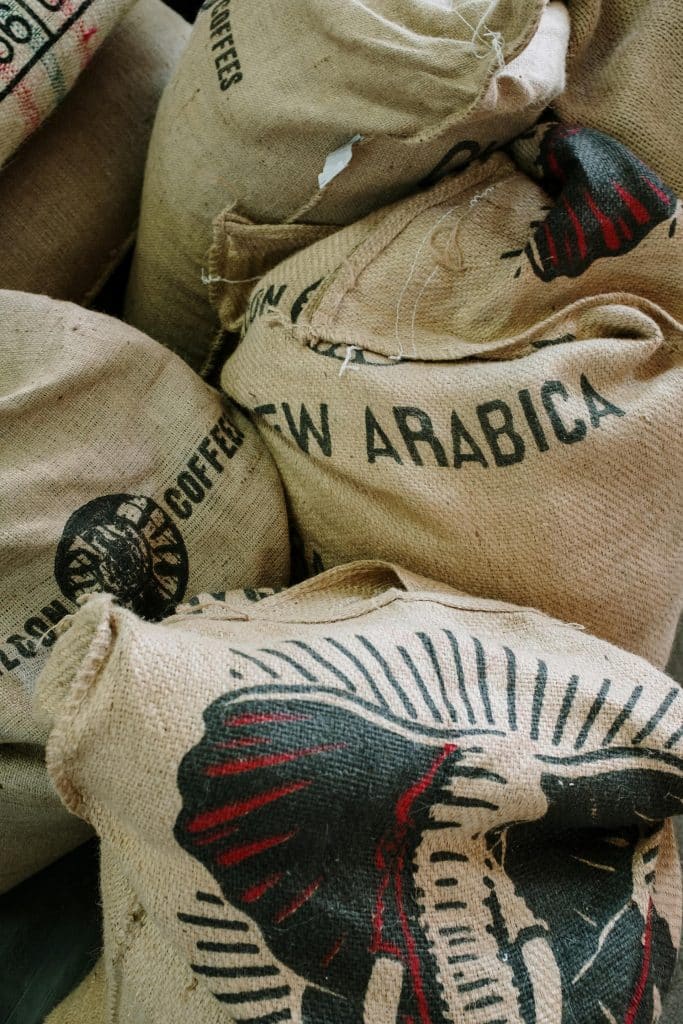 Sacs de grains de café, avec un écrit Arabica