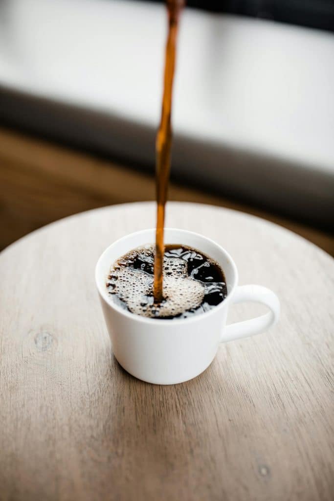 Café maison versé dans une tasse blanche