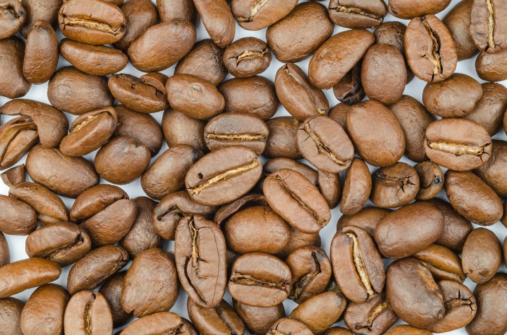 Grains de café frais en vrac
