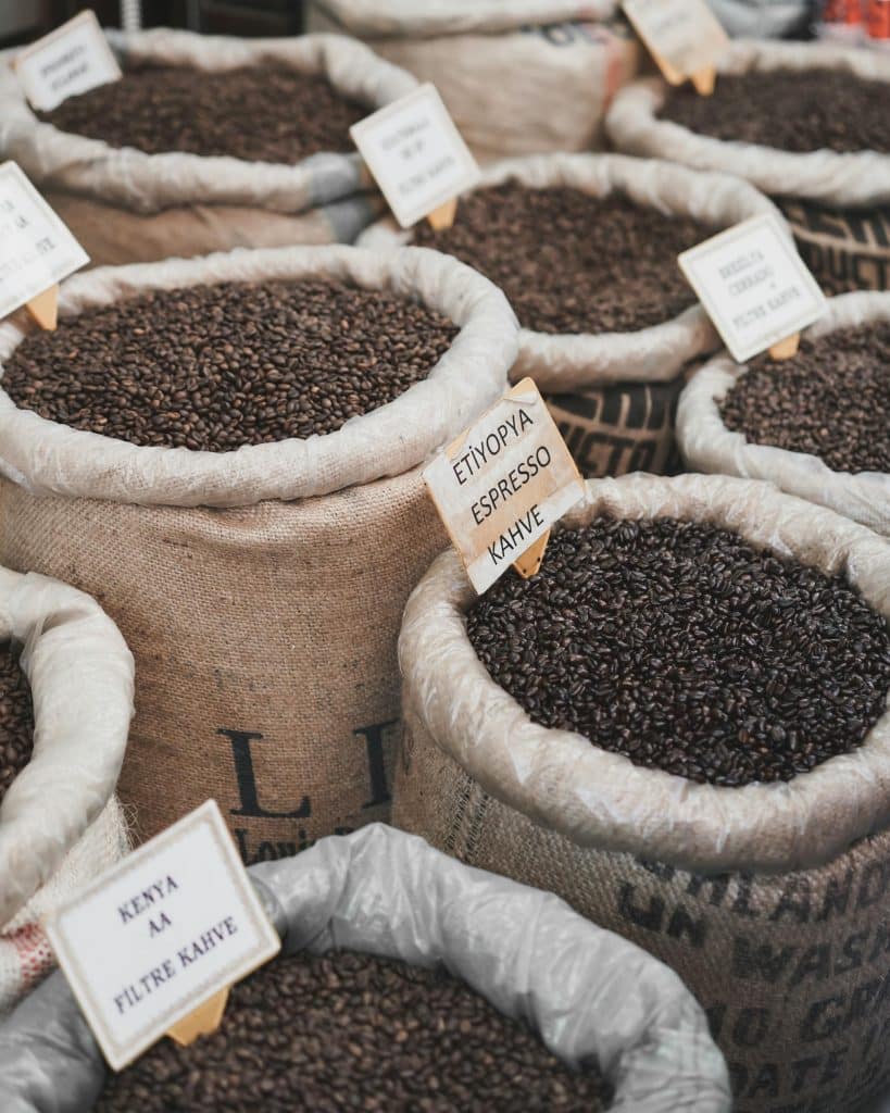 Sac en vrac de café en grains de différents pays du monde